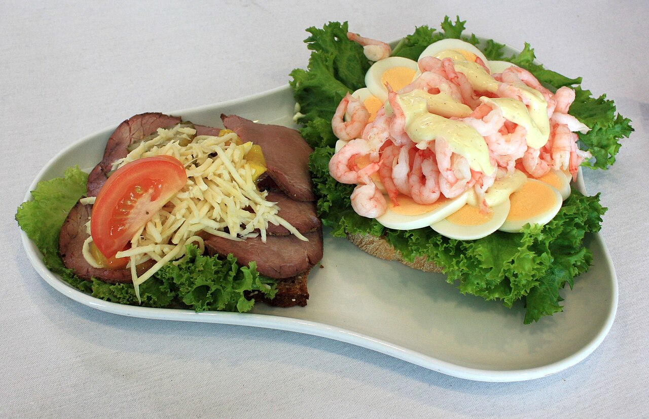 Smørrebrød (ওপেন স্যান্ডউইচ) ডেনমার্ক এবং নরওয়েতে প্রচলিত