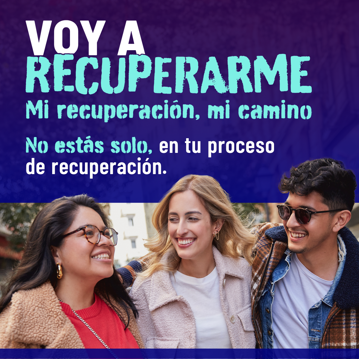 Grupo de jóvenes inclinándose entre ellos y todos sonriendo con texto que dice: “Voy a Recuperarme. Mi recuperación, mi camino. No estás solo en tu proceso de recuperación.”
