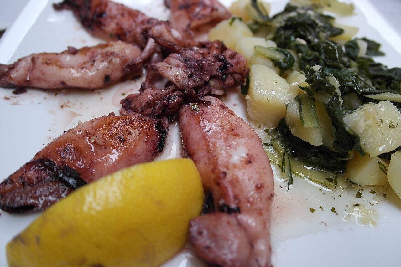 Кальмары с картошкой и мангольдом (Swiss chard) — традиционное блюдо Далмации