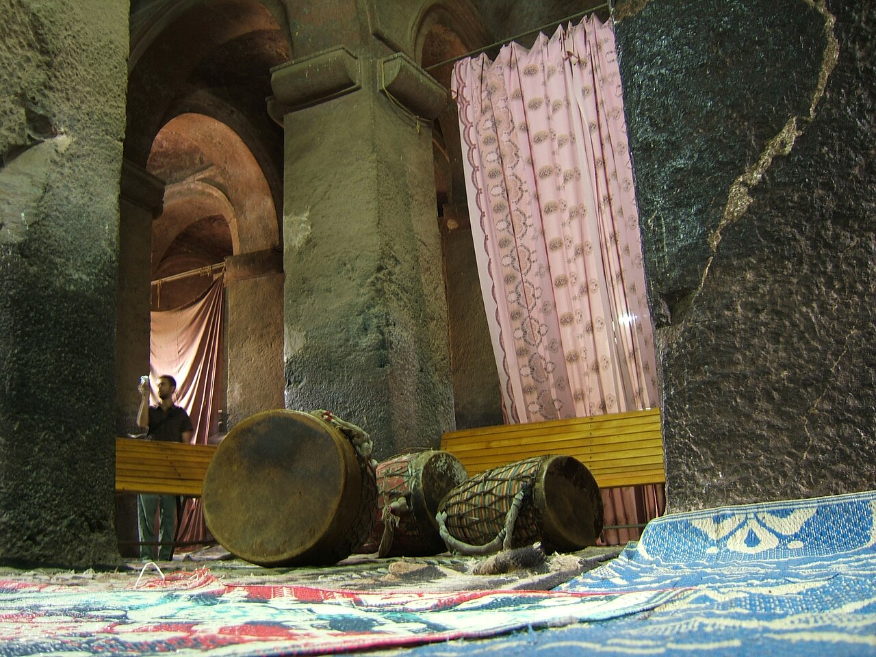 В храме Бет Медхане Алем