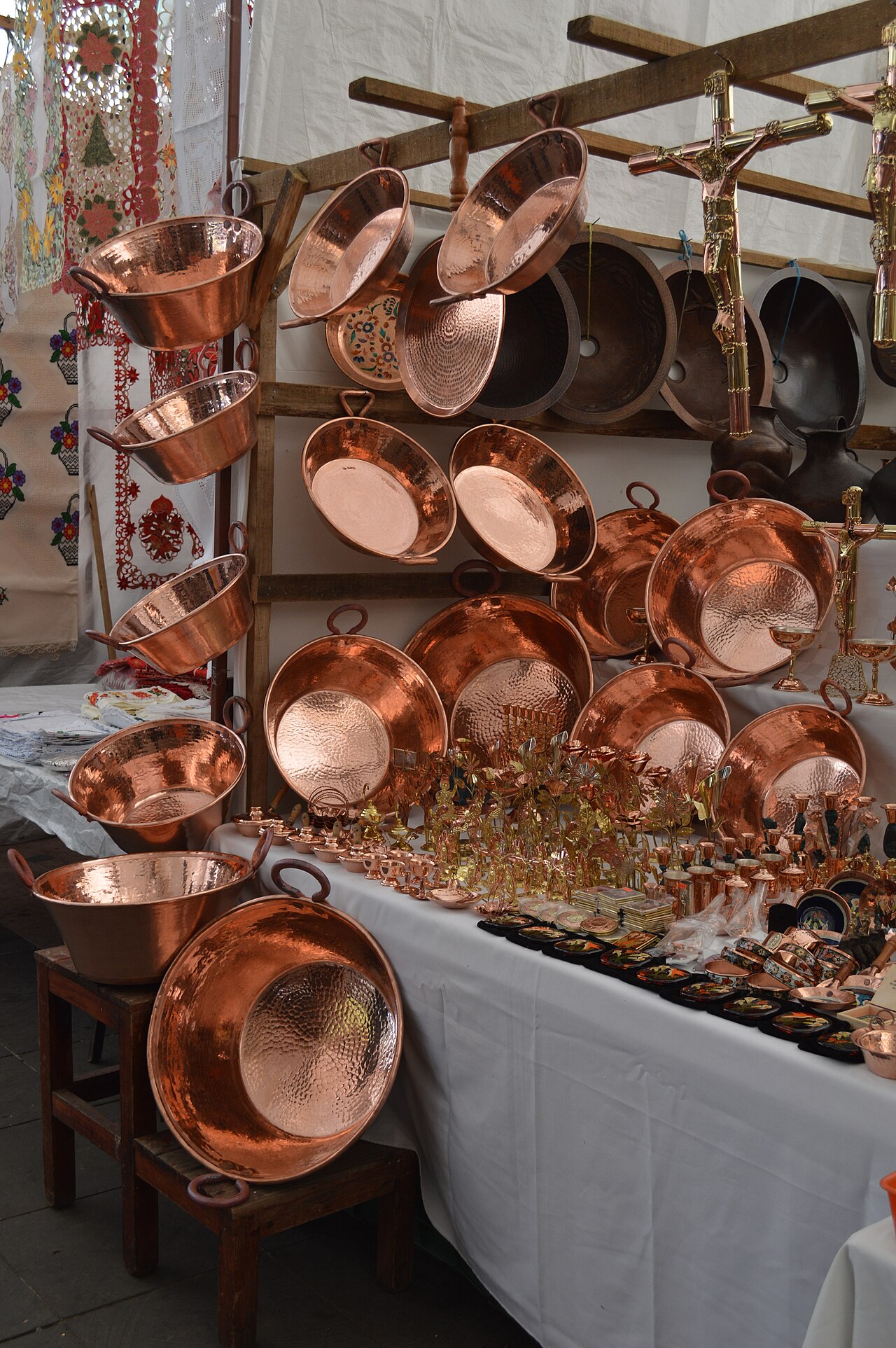 পাটজকুয়ারো-এর Tianguis Artesanal-এ বিক্রি হচ্ছে তামার পণ্য