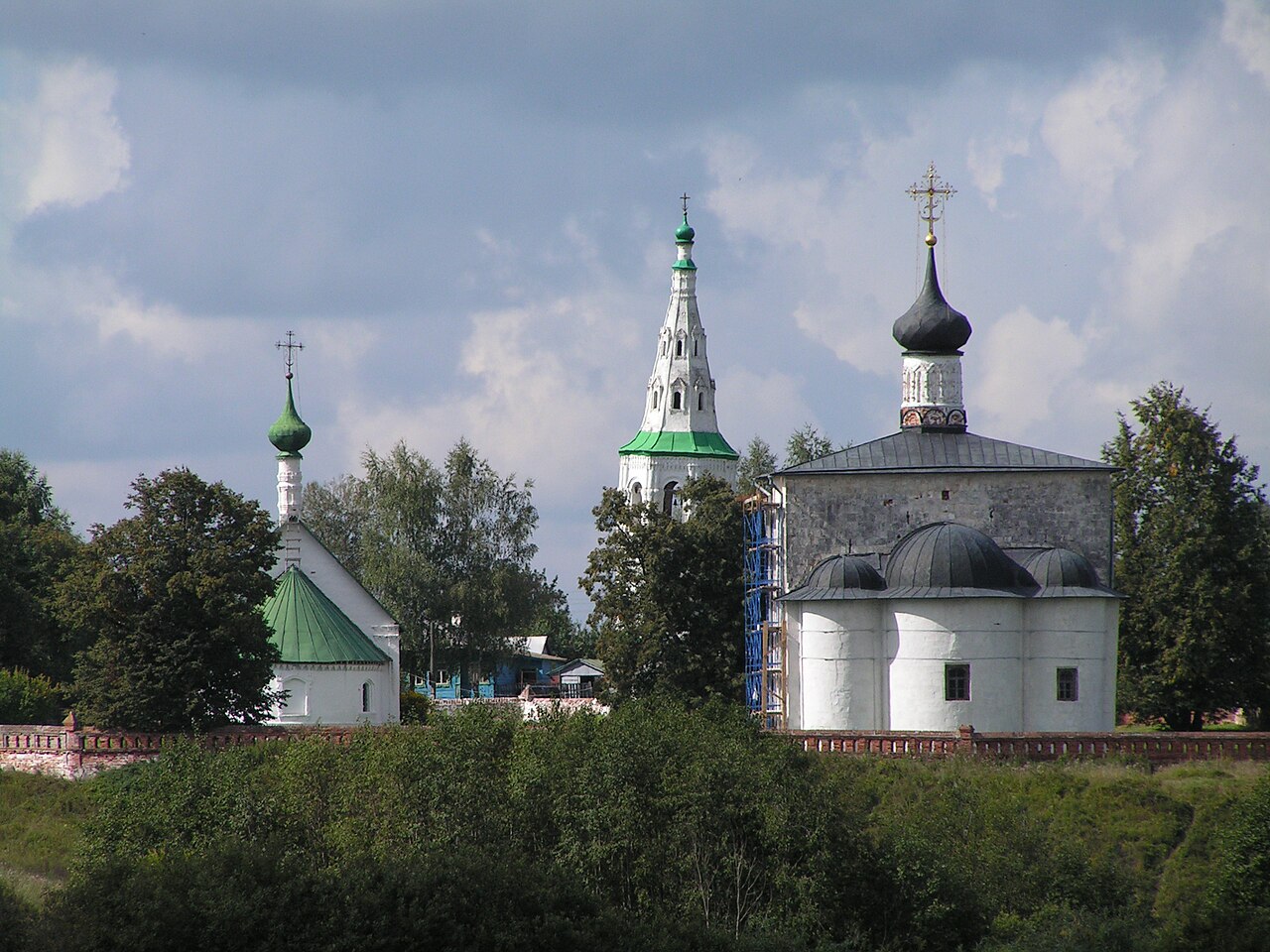 Храмовый комплекс в Кидекше: церковь Стефана, накренившаяся шатровая колокольня и древнерусская церковь Бориса и Глеба