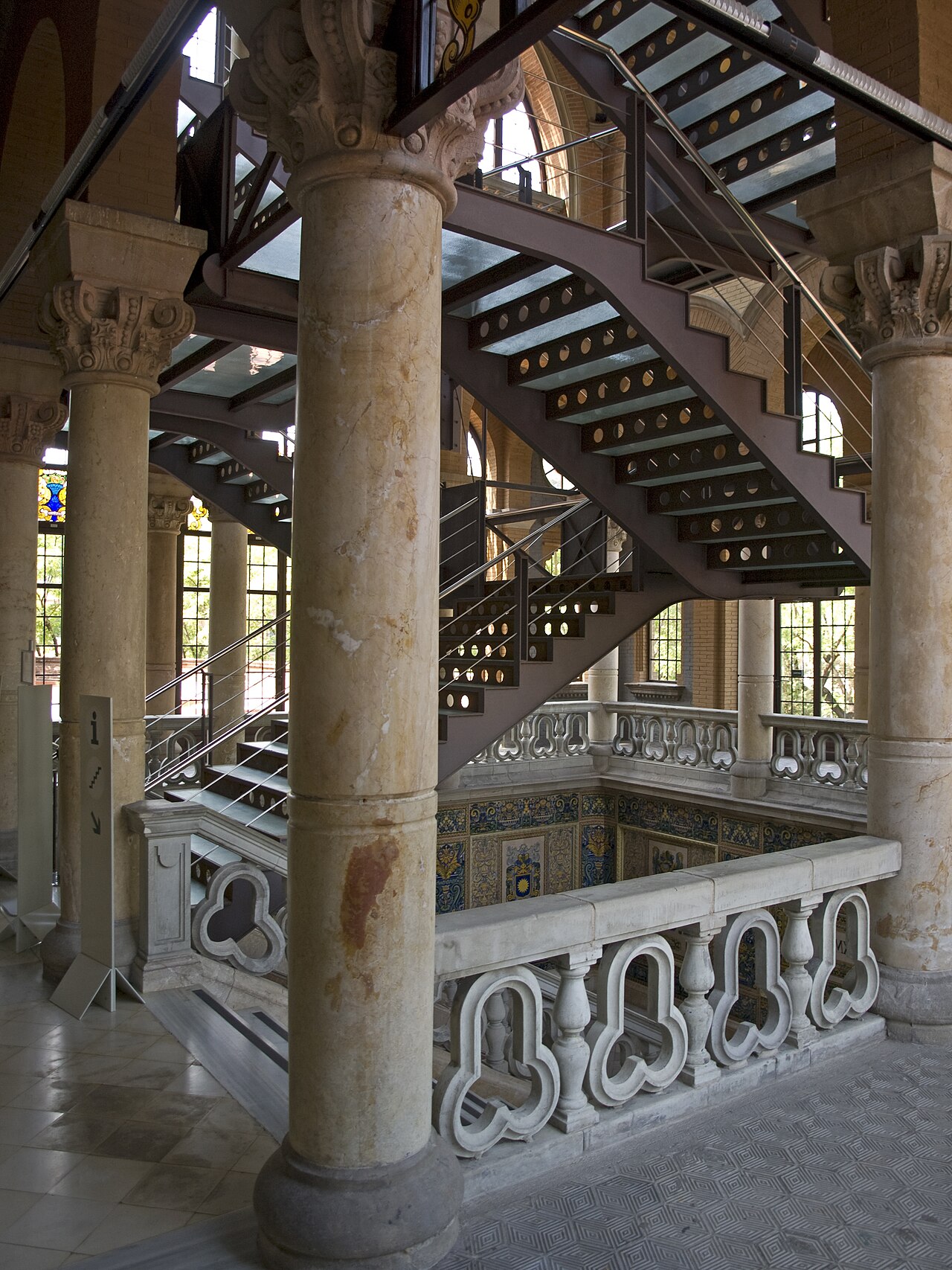 Лестница, ведущая к капелле, Casa Convalescència, больница Святого Павла