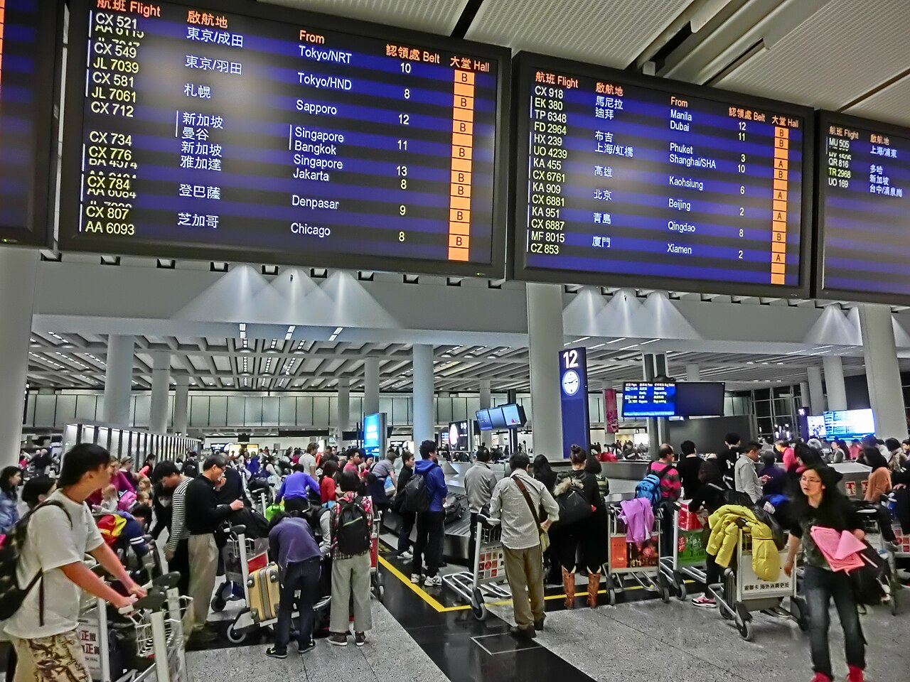 抵港旅客在香港國際機場拿起他們的托運行李。