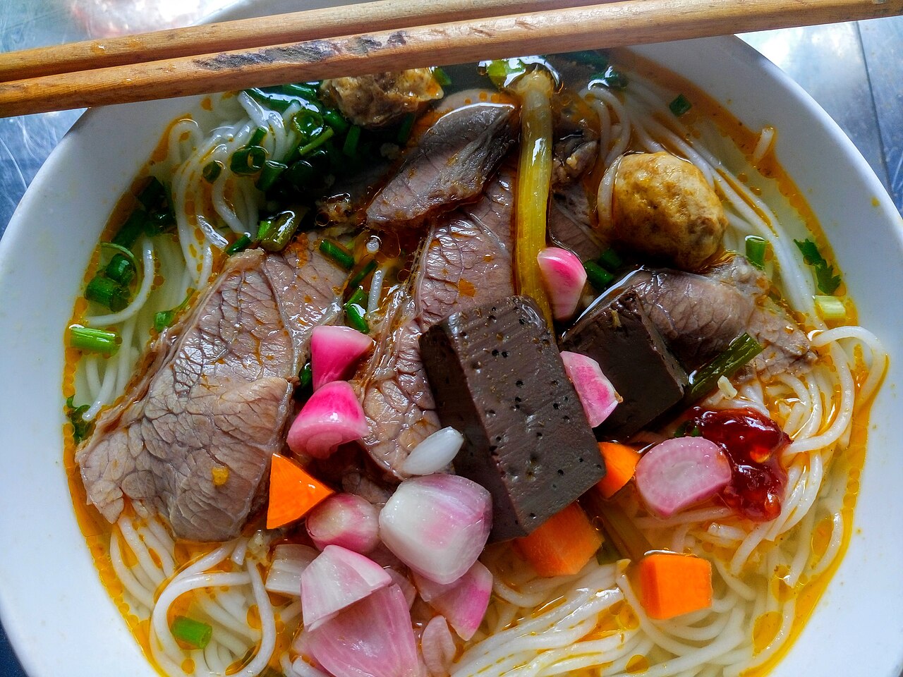 Bún bò Huế ở Đà Nẵng. স্থানীয় সংস্করণ "Quán Thảo"-এর জনপ্রিয় খাবার।