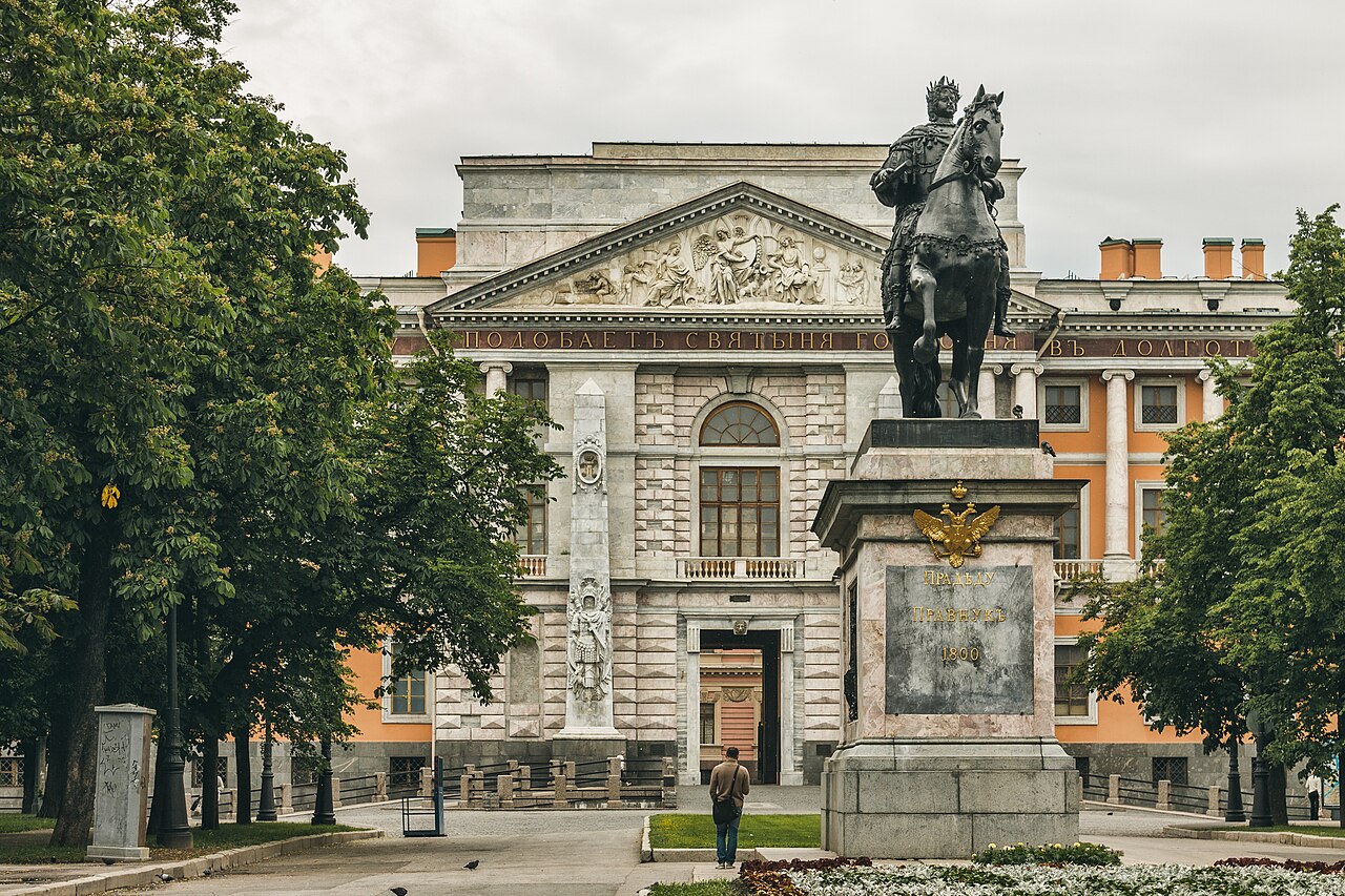 Памятник Петру I перед Михайловским замком