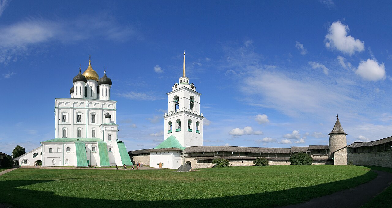 Троицкий собор с колокольней и бывшая вечевая площадь