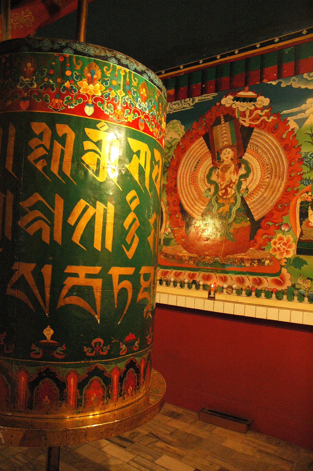 সুগলাকাং মঠে বিশাল প্রার্থনা চাকা এবং আর্য সিতাতপত্রা (তারা দেবীর এক রূপ) এর থাঙ্কা চিত্র