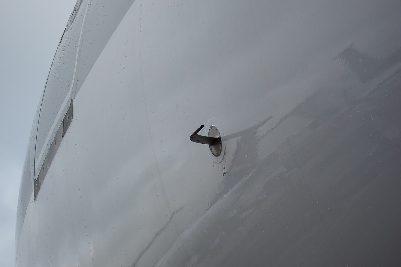 A pitot tube attached to a plane