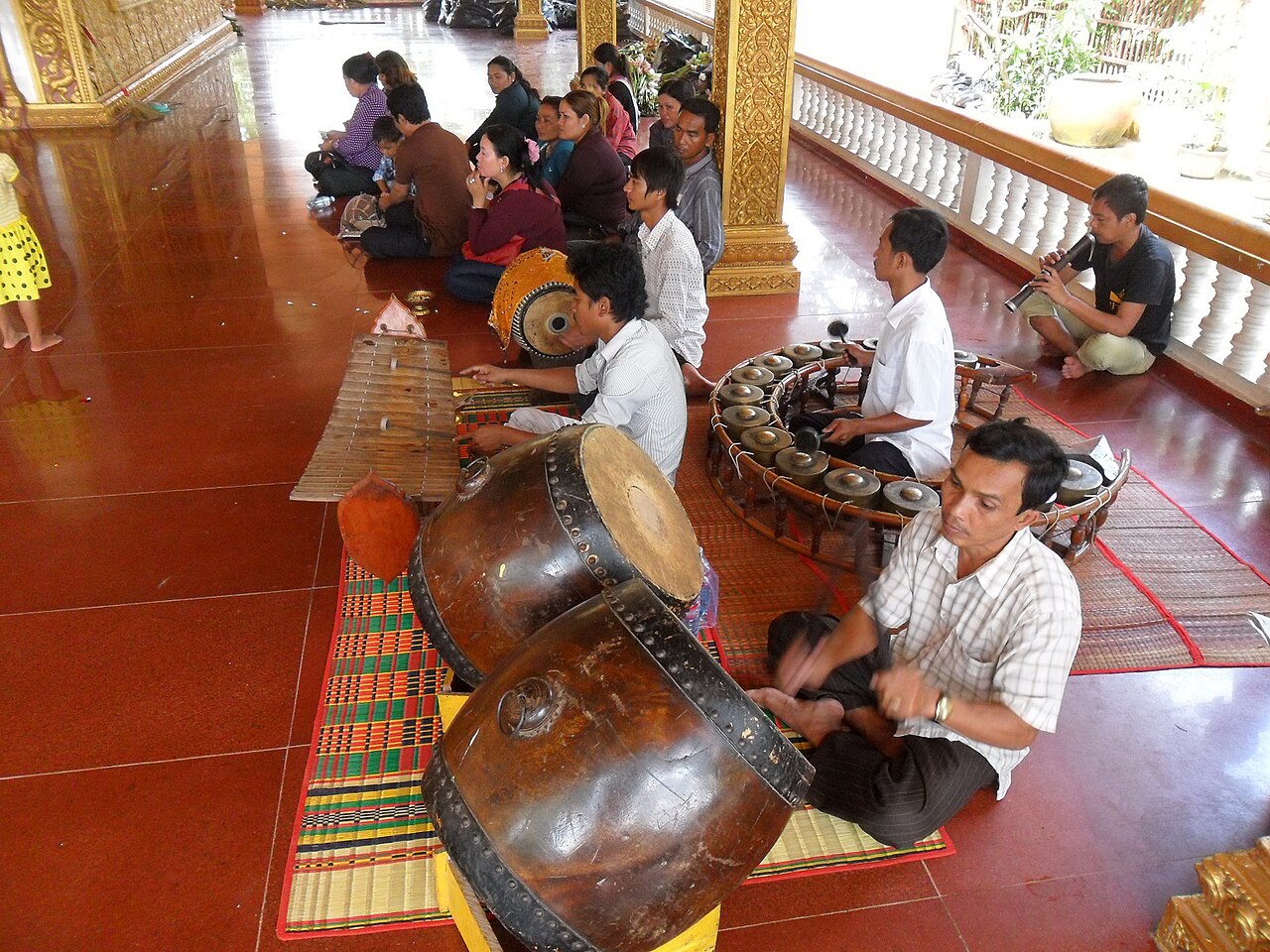 মন্দিরে ঐতিহ্যবাহী সঙ্গীতশিল্পীরা