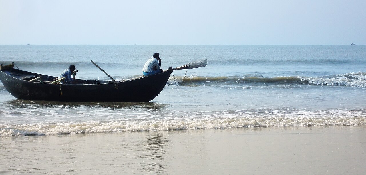 মন্দারমণি সমুদ্র সৈকতে দৃশ্যমান একটি নৌকা।