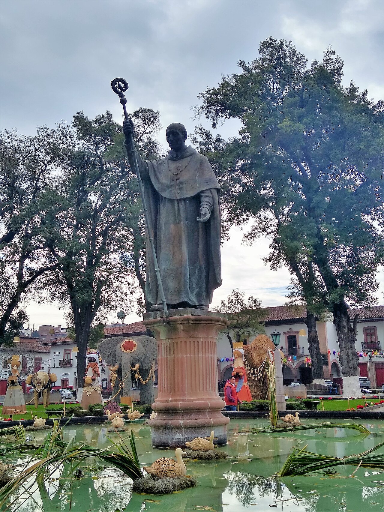 পাত্জকুয়ারোর প্রধান চত্বরে ভাস্কো দে কুইরোগার মূর্তি