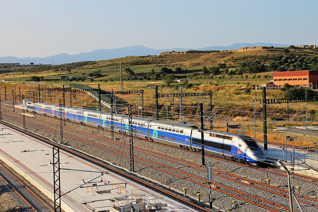 Французский TGV на станции Figueres Vilafant, на заднем плане Пиренеи
