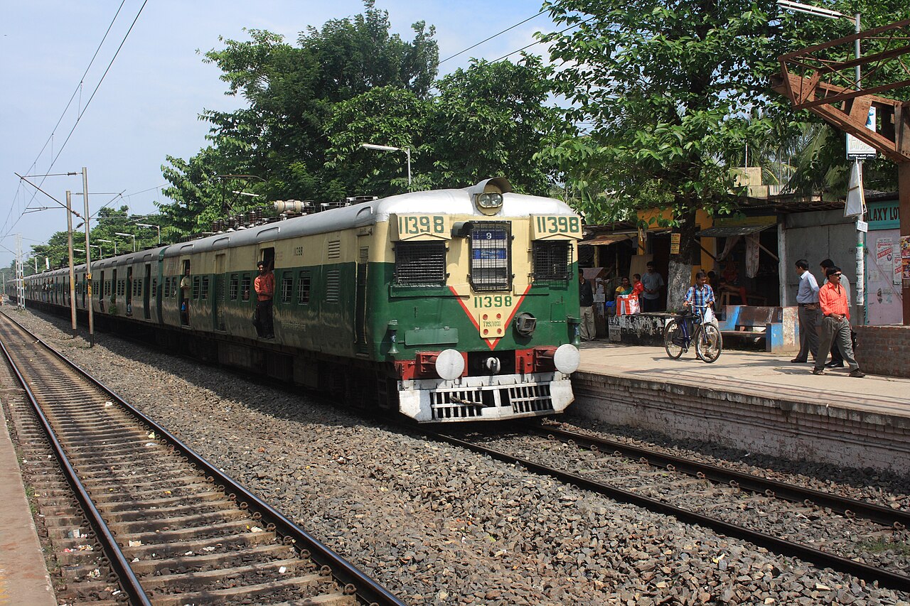 বারাসাতের হৃদয়পুর স্টেশনে একটি লোকাল ট্রেন