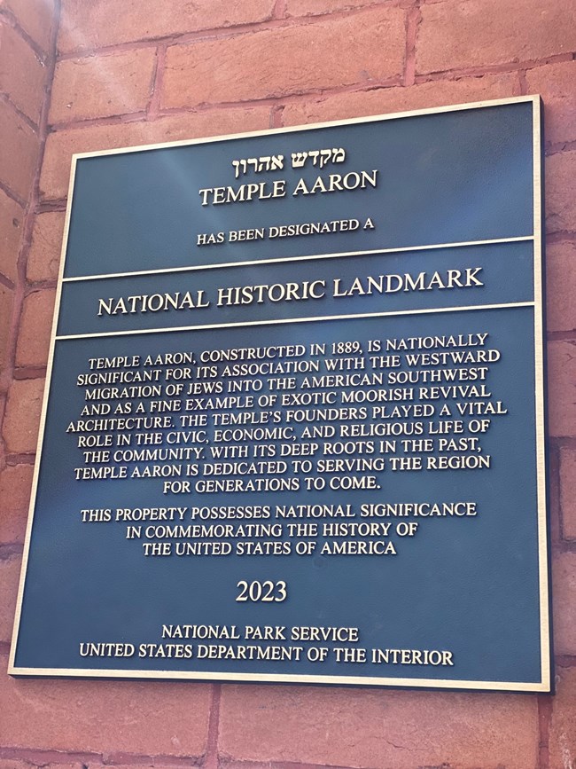 Bronze plaque marking Temple Aaron's designation as a National Historic Landmark.