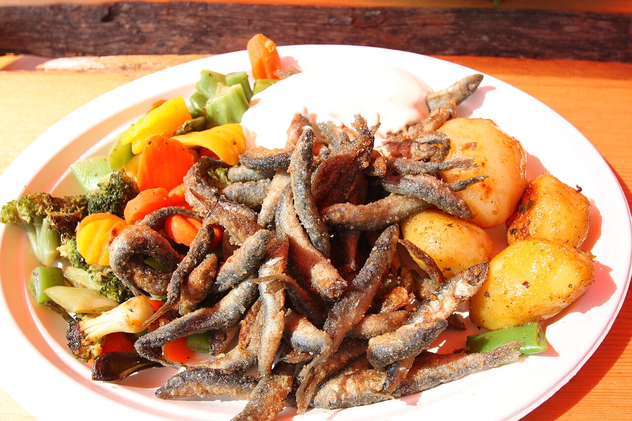 ফ্রাইড ভেনডেস (vendace) আলু এবং সবজি দিয়ে একটি বাইরের বাজারে