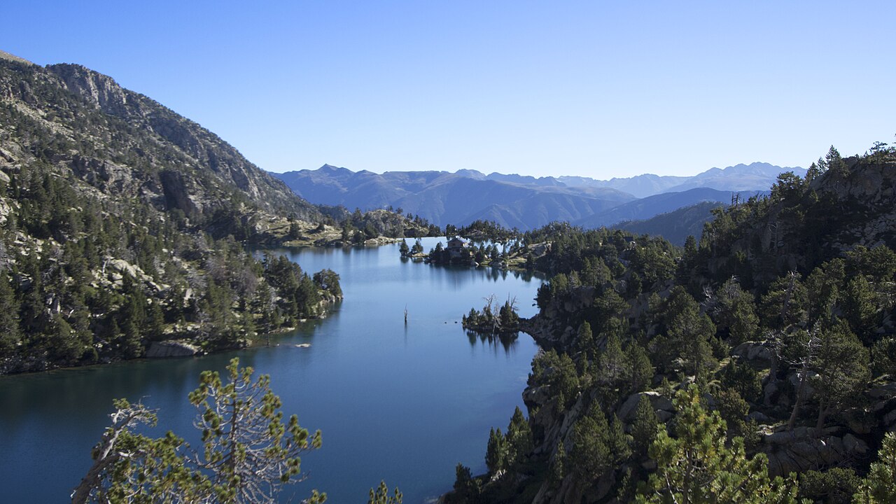 Tort de Peguera lake and Josep Maria Blanc hut