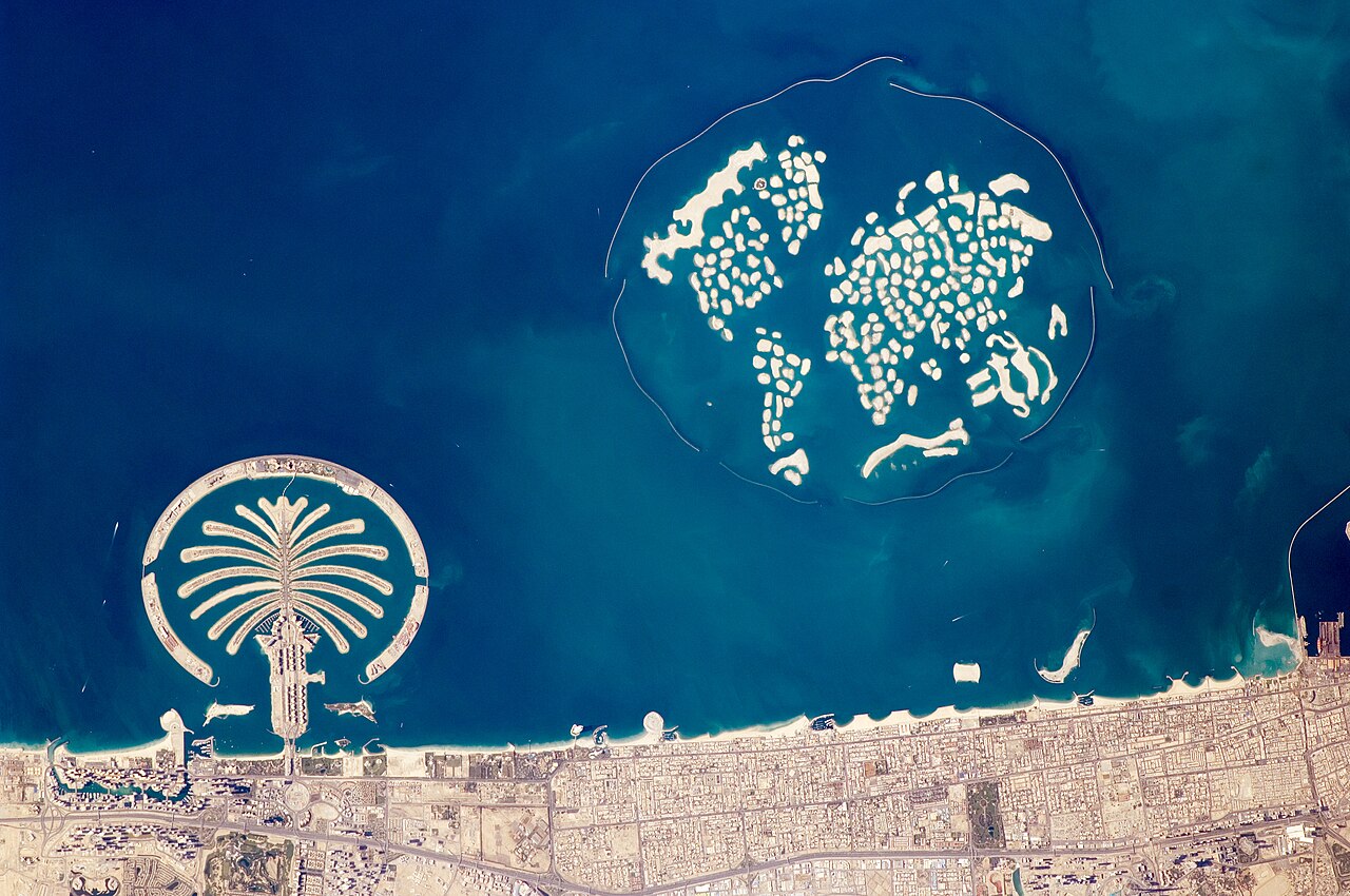 宇宙から見たドバイの海岸線と人工島。