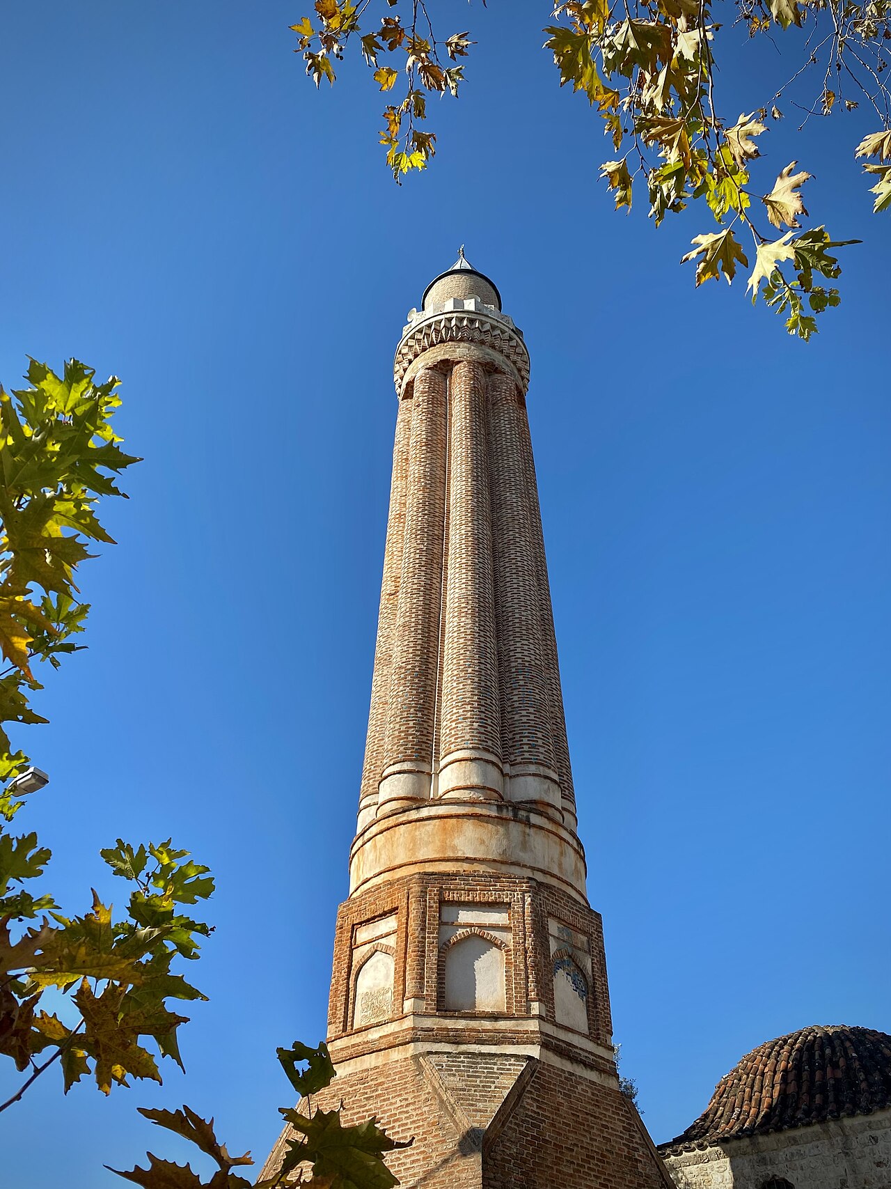খাঁজকাটা মিনার