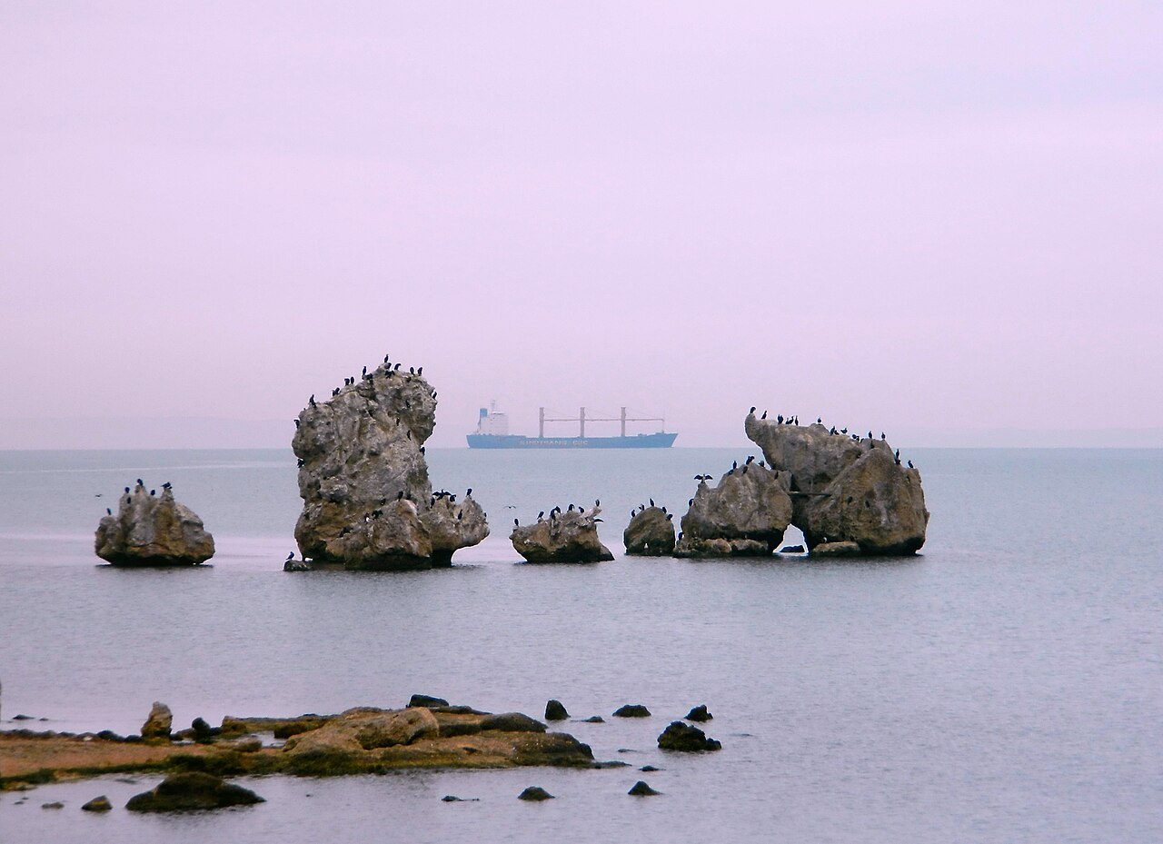Скалы в море