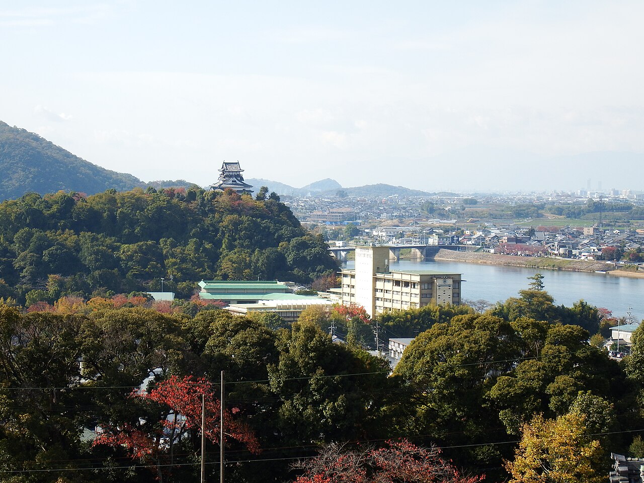 成田山名古屋別院大聖寺から犬山城を望む