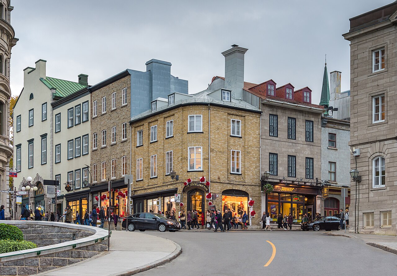 Rue Port-Dauphin, вид на Верхний город из Нижнего