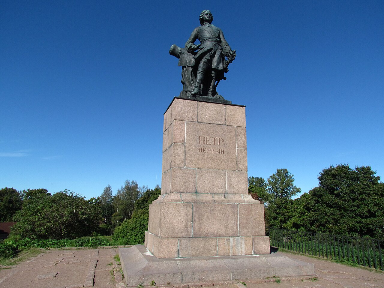 Памятник Петру I
