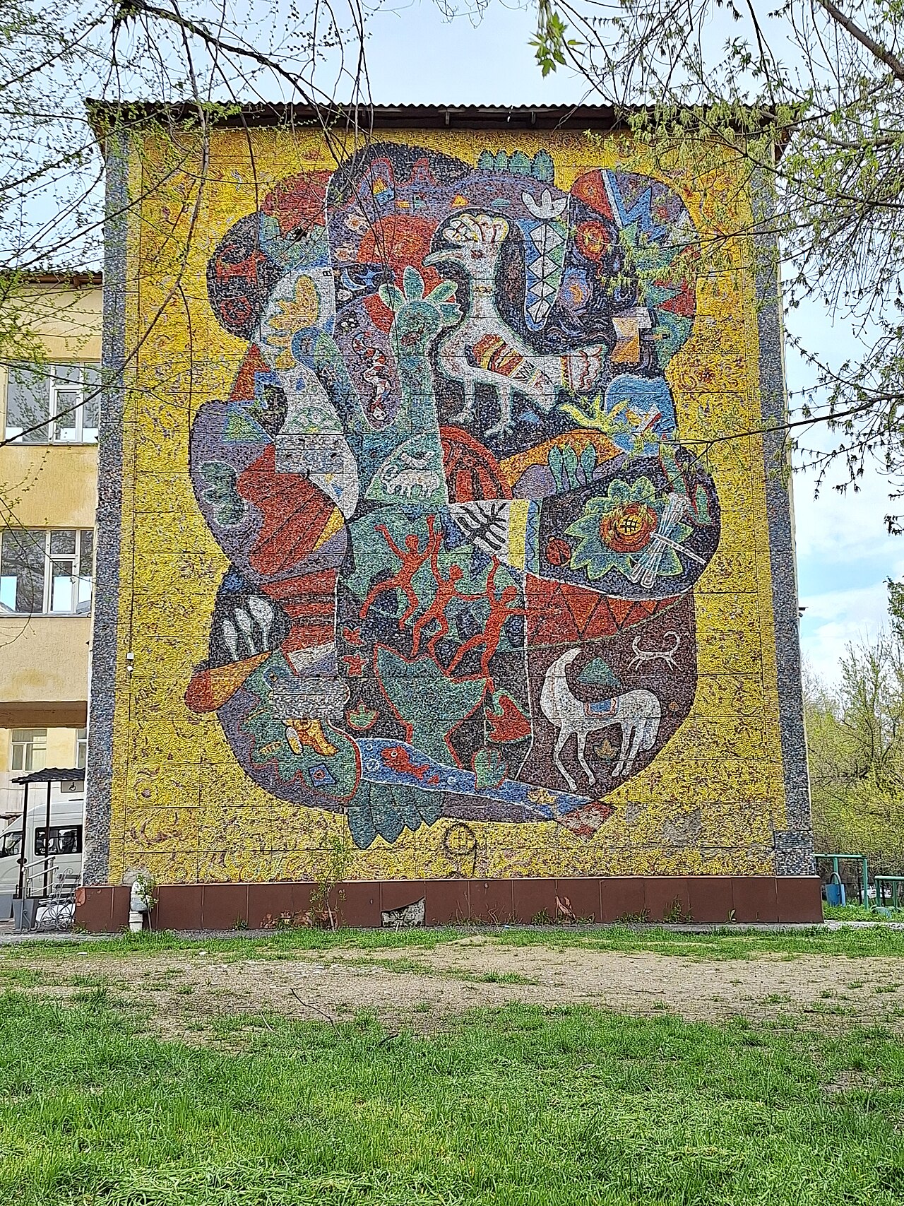 Советская мозаика на торце здания школы номер 9