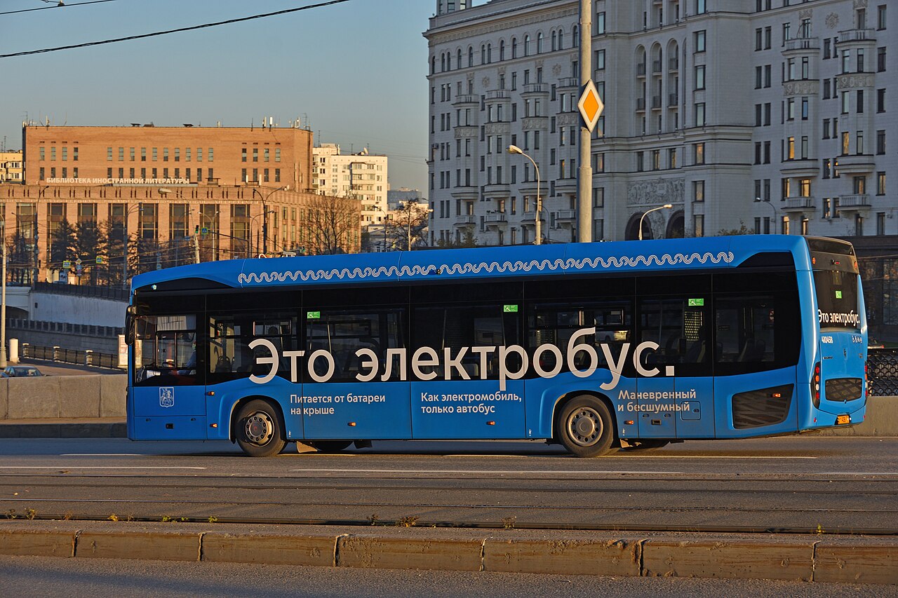 Электробус Мосгортранса на Большом Устьинском мосту