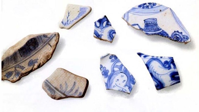 Fragments of porcelain.