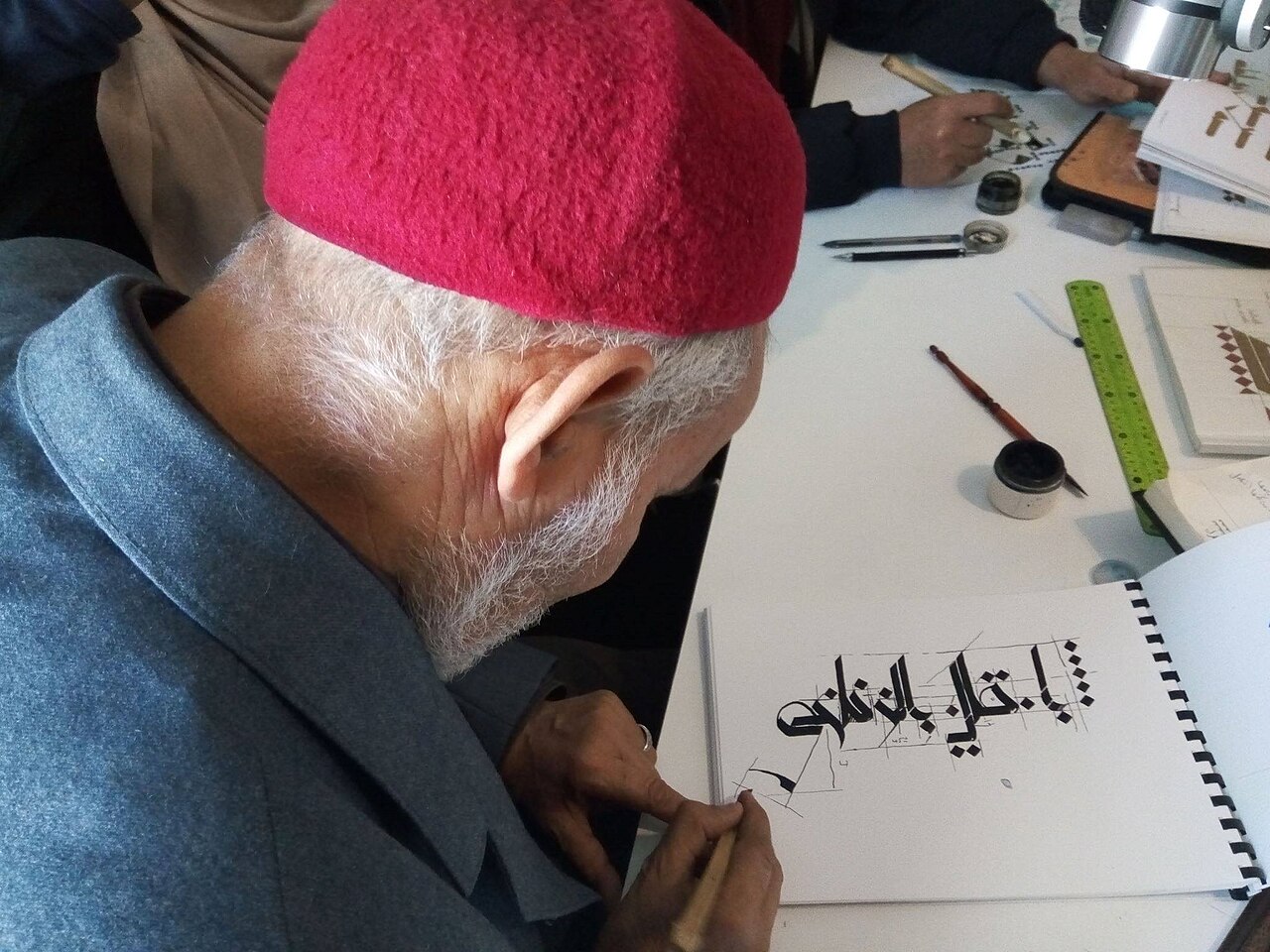 টিউনিস -এ একজন মাস্টারের কাছ থেকে ক্যালিগ্রাফি শেখা