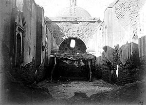 The roofless nave around 1905, with a brush shelter at the altar and rubble in the foreground
