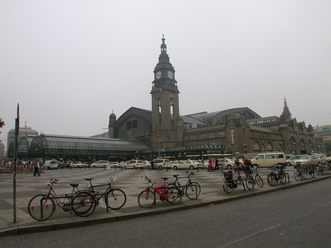 Главный железнодорожный вокзал (Hauptbahnhof) Гамбурга.