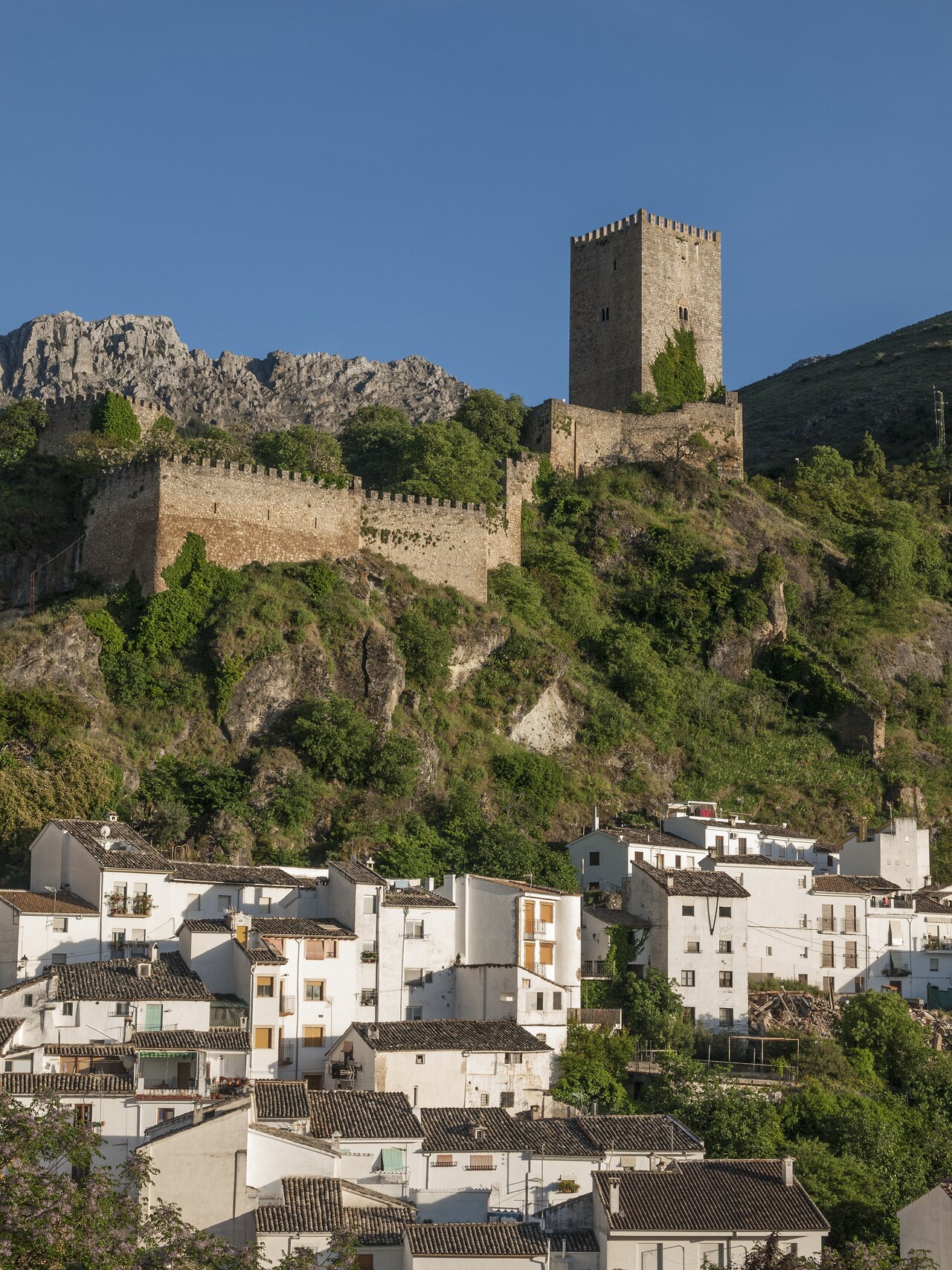 Vista del Castillo de la Yedra y abajo el núcleo de Cazorla