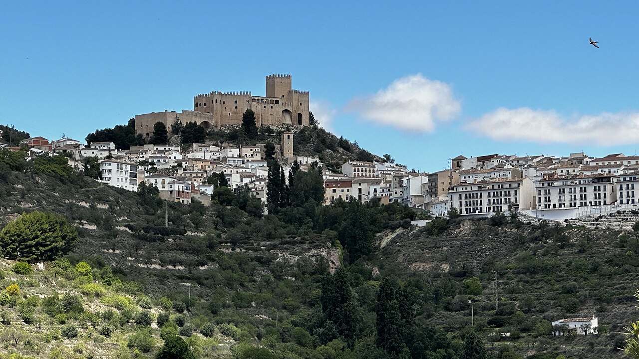 Al oeste, el castillo domina el paisaje