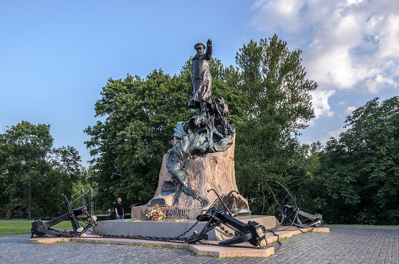 Памятник адмиралу С. О. Макарову