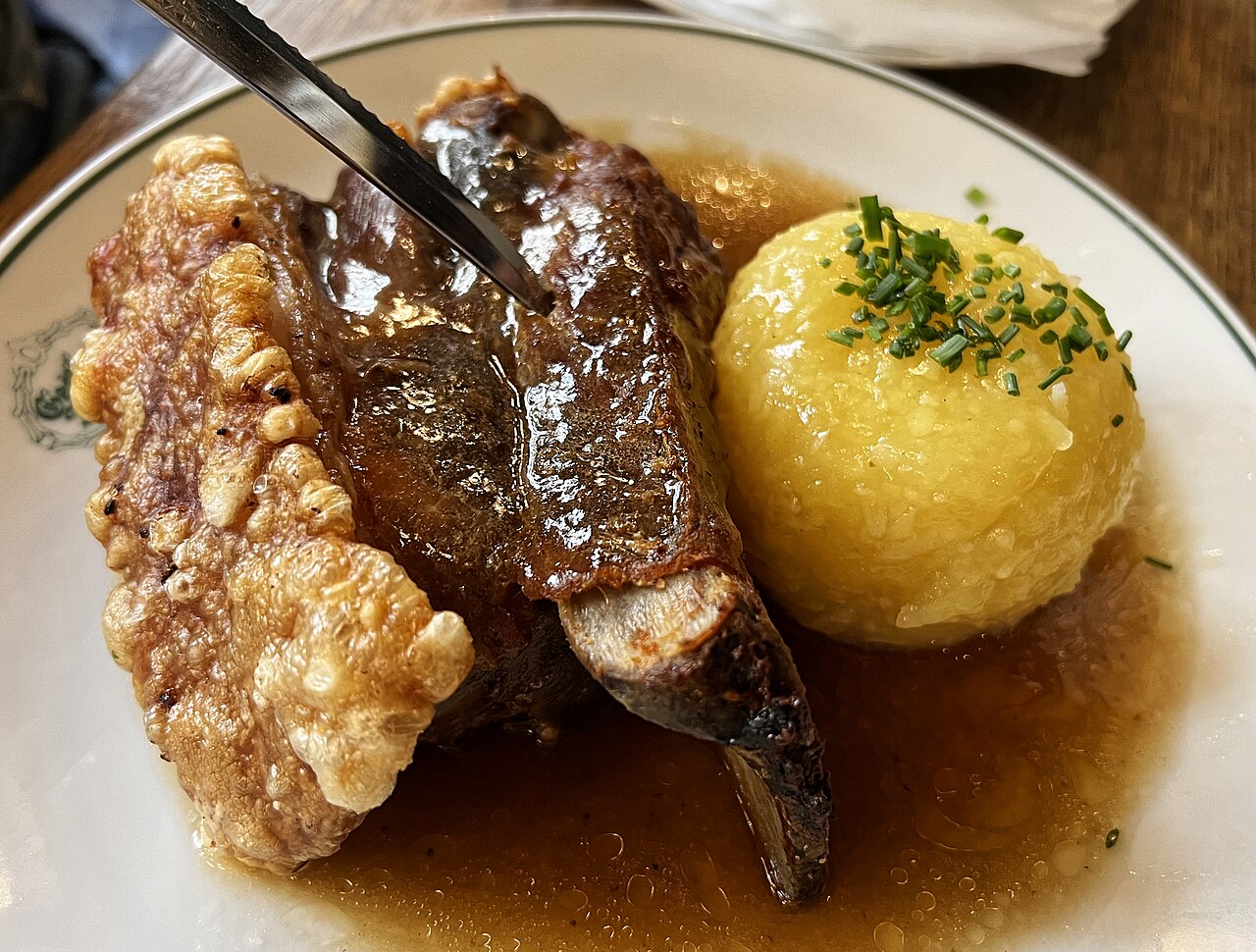 Schäufele with crispy crust