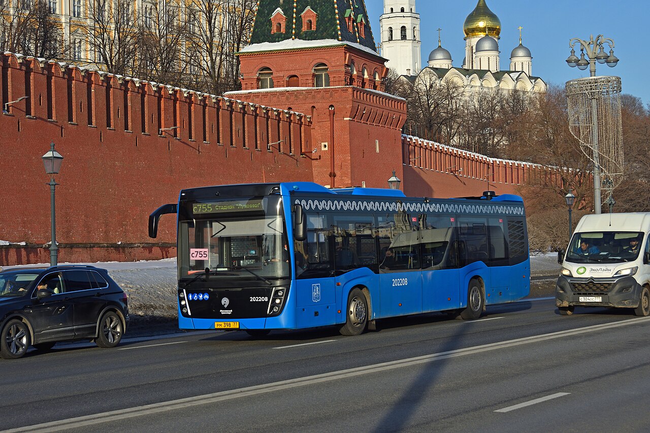 Автобус Мосгортранса у стен Московского Кремля