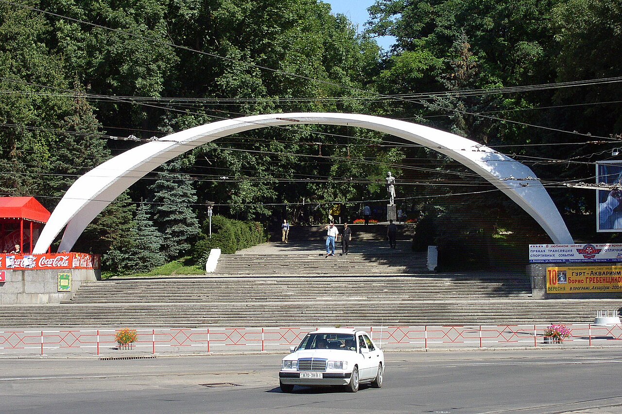 Арка на входе в городской парк
