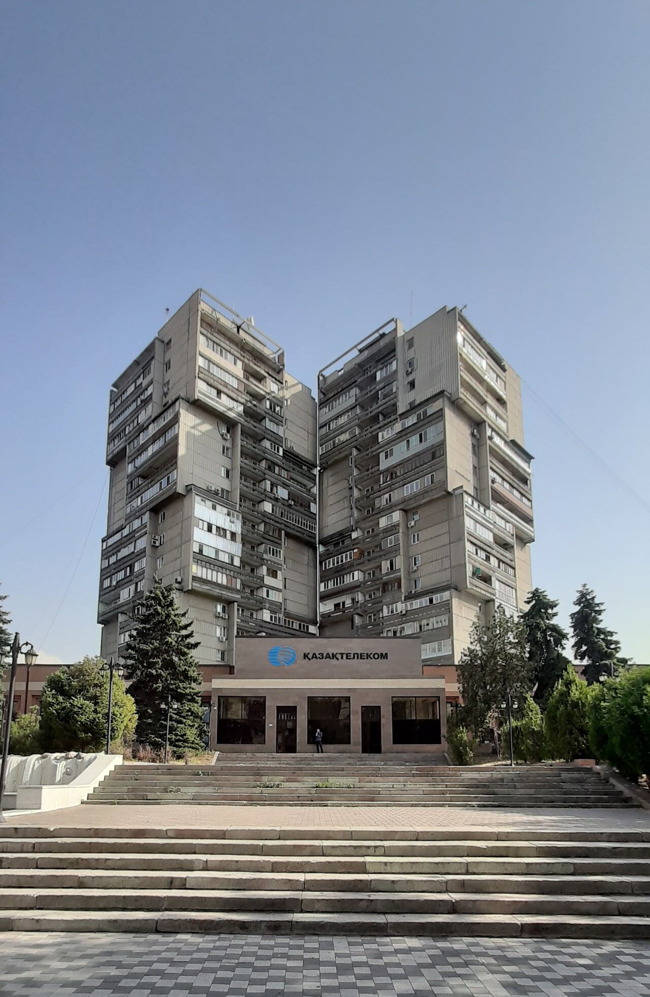 Вертикальная доминанта в архитектуре алматинского Арбата. В одной из высоток расположена галерея «Тенгри-Умай»