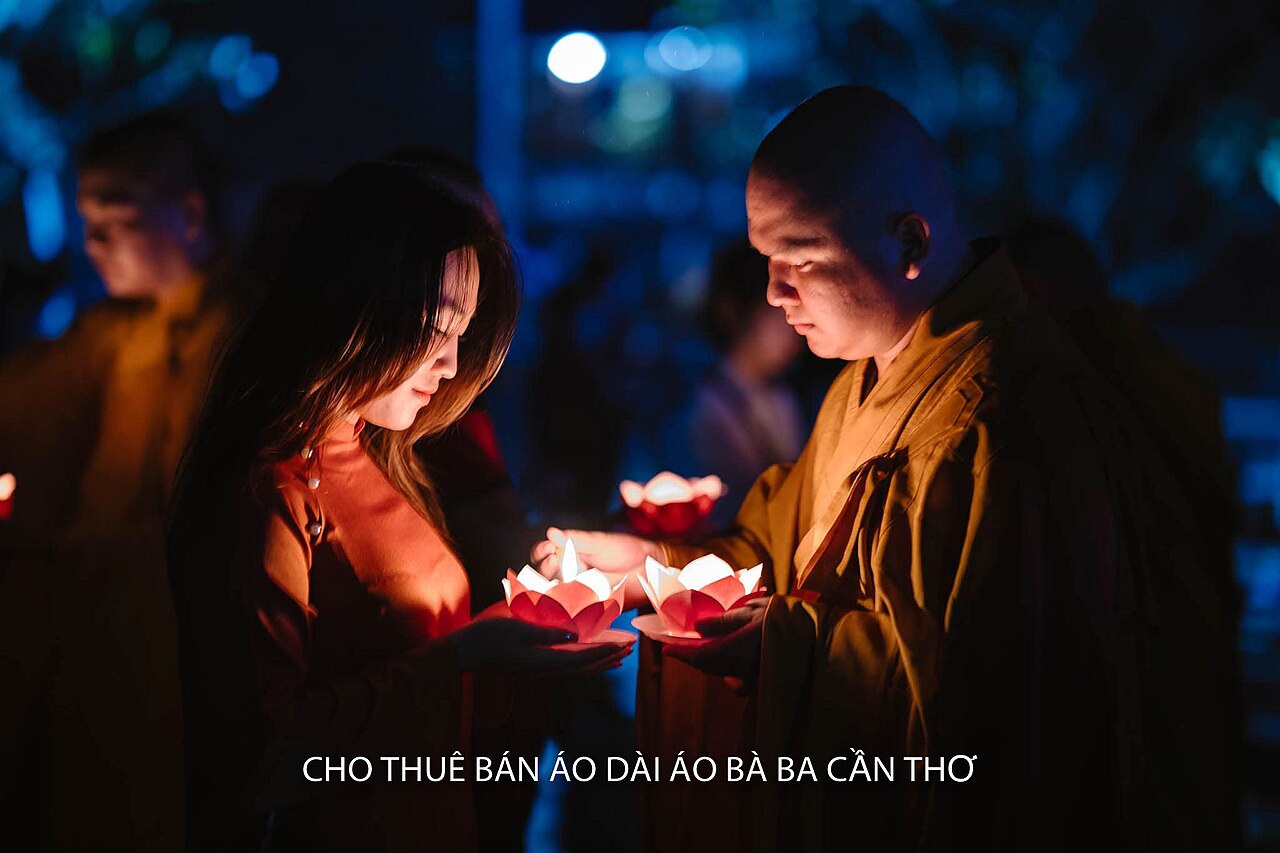 Буддисты с цветками лотоса