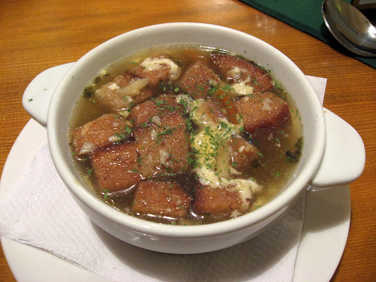 Česnečka — традиционный чесночный суп с гренками и сыром