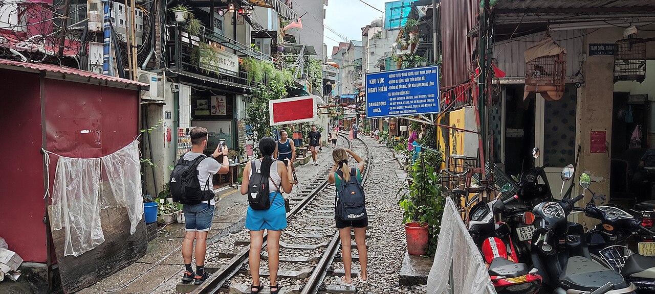 Туристическая улица Hanoi Train street Tong Duy Tan , по которой несколько раз в день проезжает поезд