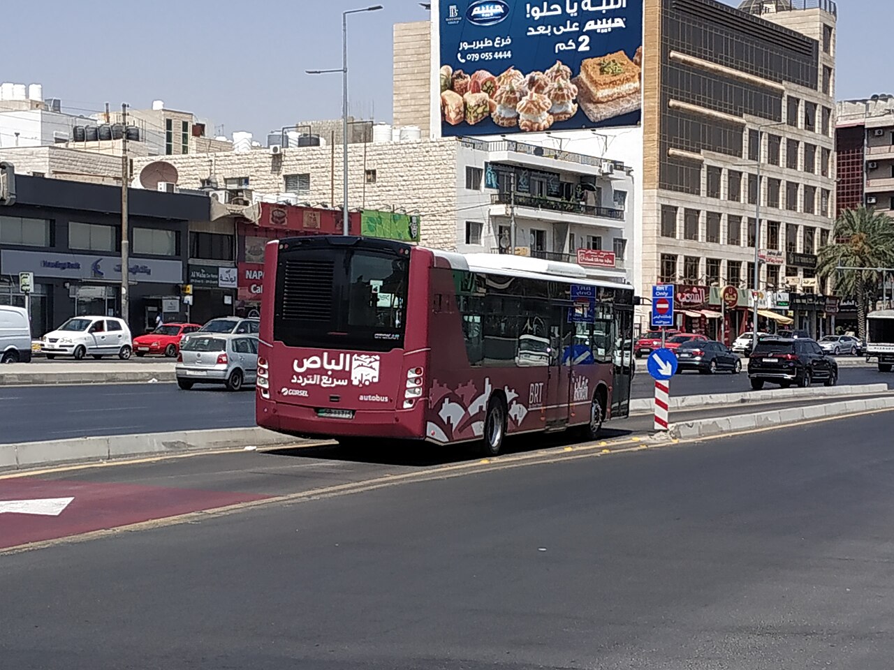 Автобус BRT едет по выделенной полосе