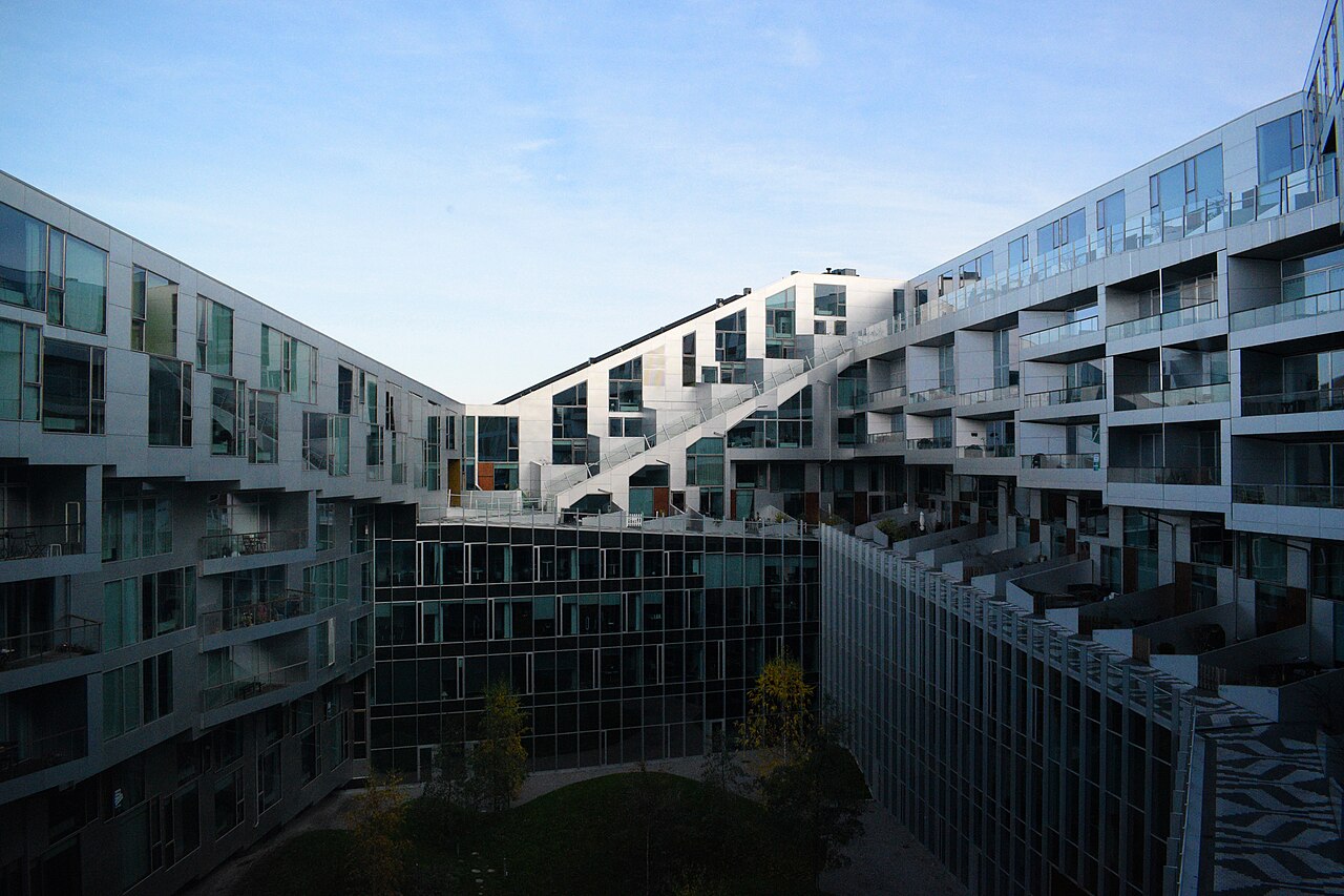 Internal view of 8 House courtyard. By lowering the Southwest corner of 8 House, each housing unit had access to direct sunlight and views of surrounding rural spaces.