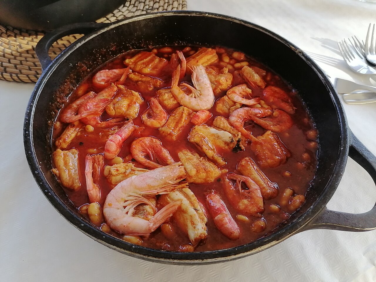 Romesco из трески и королевских креветок