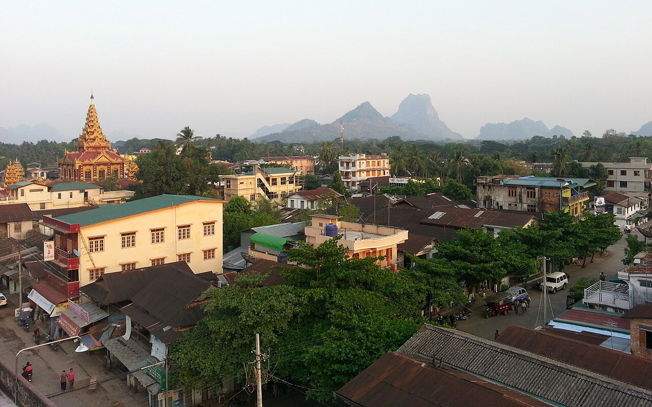 ফা-আন, পেছনের পর্বতমালাসহ