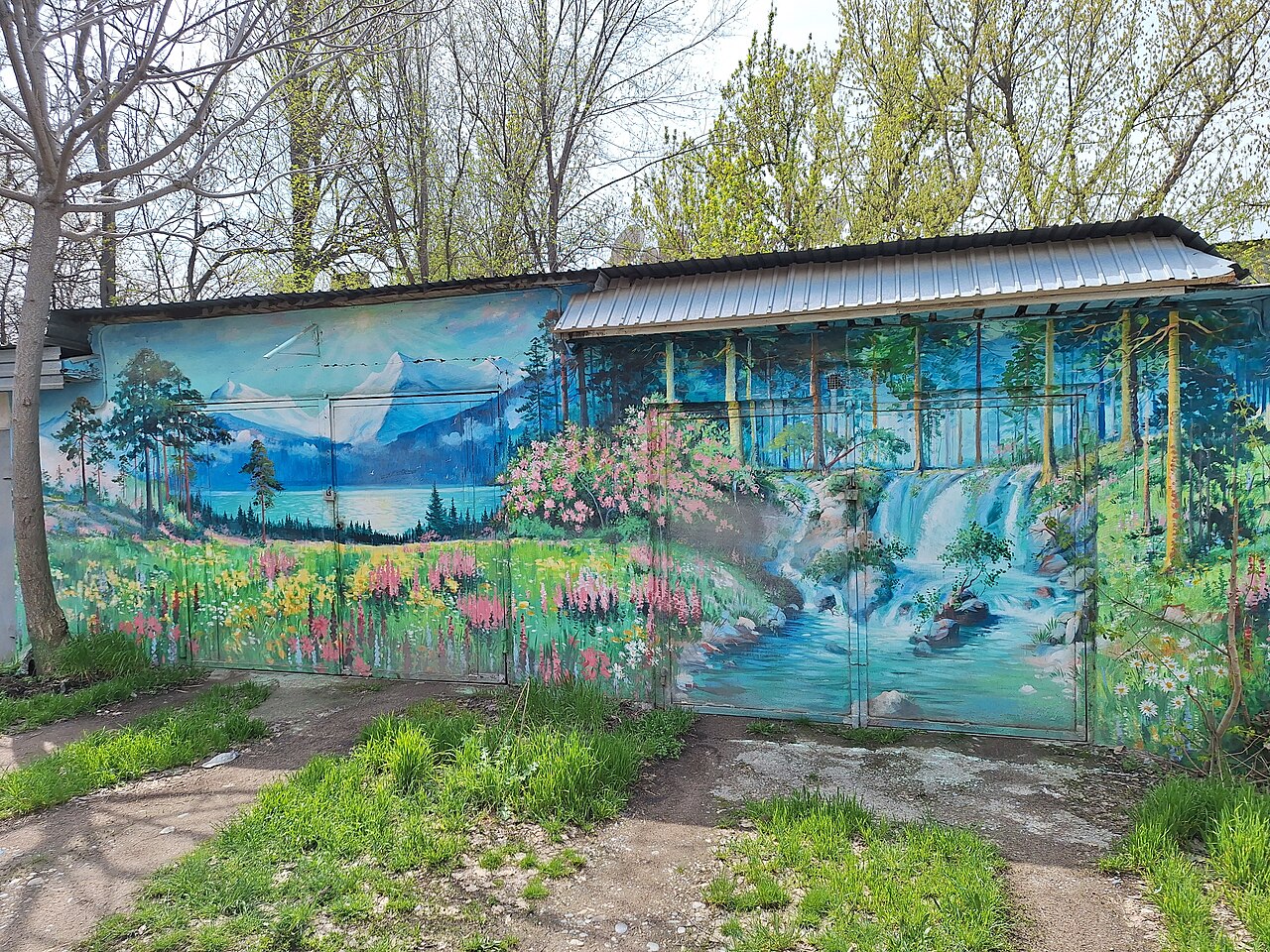Один многих муралов в квартале на Жаркымбекова