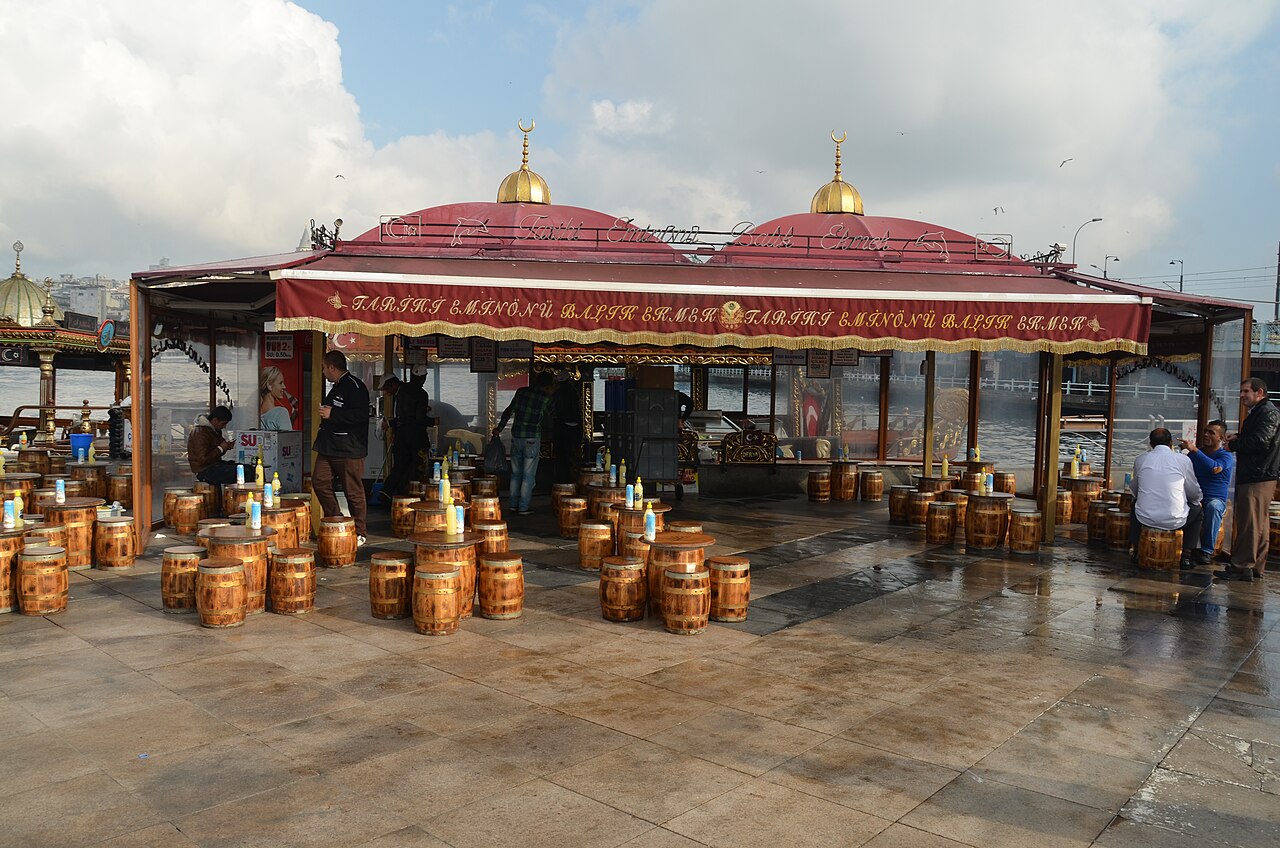 এমিনোনুর জলসীমায় বালিক একমেক রেস্তোরাঁ