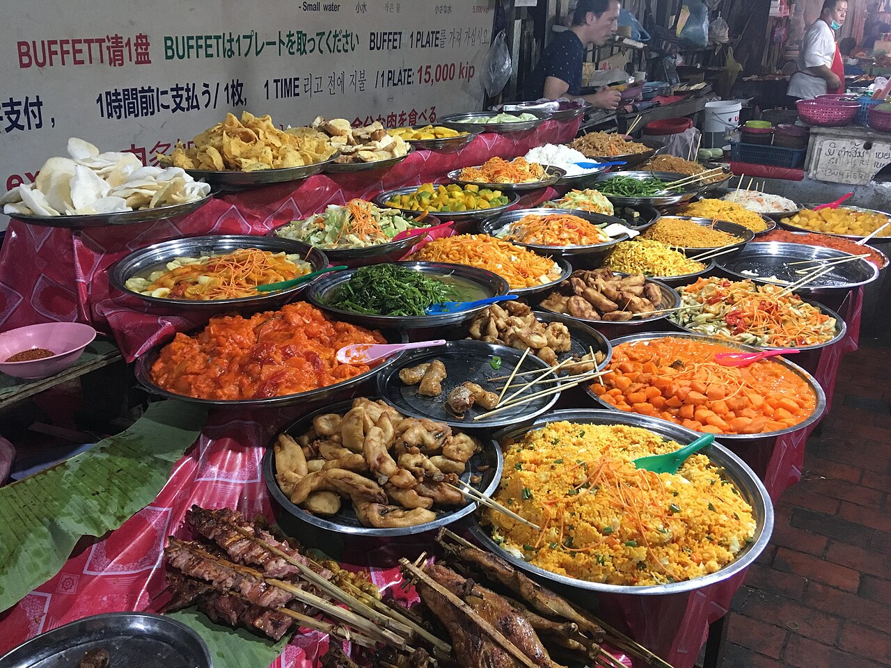 লুয়াং প্রাবাং নাইট মার্কেটে রঙিন বাফে